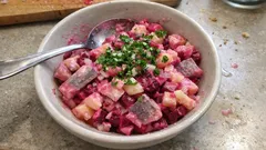 Rheinischer Heringssalat mit Matjes, Roter Bete und Apfel – so wird er schön cremig