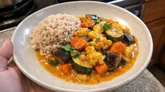 Gemüsecurry mit Kokosmilch – cremig, mild-scharf und in 25 Minuten auf dem Tisch