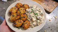 Knusprige Rosmarinkartoffeln aus dem Ofen – dazu cremiges Champignongemüse