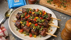 Gegrillte Steakspieße mit Chimichurri – so werden sie saftig und würzig wie vom Steakhouse