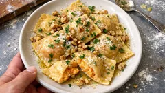 Hausgemachte Süßkartoffel-Ravioli – cremig gefüllt, in Butter mit Walnüssen