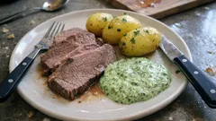 Tafelspitz mit Kräutersauce: So bleibt das Rindfleisch beim sanften Simmern richtig zart