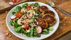 Knackiger Feldsalat mit Kichererbsenbratlingen – mit cremigem Joghurt-Senf-Dressing