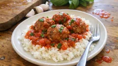 Basilikum-Kalbsklößchen in schneller Tomatensauce – mit Reis in 25 Minuten auf dem Tisch