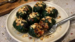 Mangold-Eier dämpfen: zarte Päckchen mit Reis, Tomate, Rosinen und Mandeln