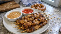 Saftige Satéspieße vom Schwein – mit Kokos-Erdnusssauce und Chili-Dip