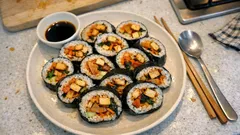 Kimbap mit Kimchi und Tofu – so werden die Rollen schön fest und saftig