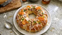 Saftiger Hefekranz mit Aprikosen und Pinienkernen – so gelingt er schön luftig