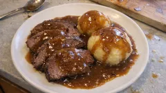 Sauerbraten wie bei Oma – mit Kartoffelklößen und fein-säuerlicher Sauce