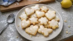 Zitronige Mürbeteig-Ausstechplätzchen mit Zuckerguss – gelingen schön gleichmäßig