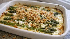 Grüner Spargel aus dem Ofen mit Feta – cremiges Gratin mit knusprigen Bröseln