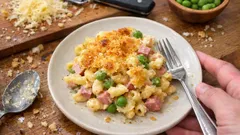 Cremiger Nudelauflauf mit Erbsen, Schinken und Gruyère – einfach aus einer Form