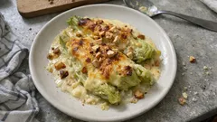 Gratinierter Spitzkohl mit Gouda und Haselnüssen – cremig aus dem Ofen