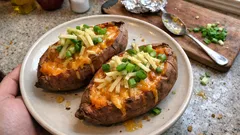 Gefüllte Ofen-Süßkartoffeln mit Cheddar & Apfel – einfach, saftig und würzig