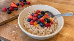 Cremiges Buchweizen-Porridge mit Beeren und Aprikosen – warmes Frühstück in 20 Minuten