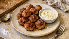 Saftige Hackklößchen aus der Pfanne – mit schnellem Sahne-Senf-Dip