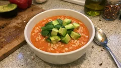 Paprikacremesuppe mit Reis & Avocado – samtig, sättigend und trotzdem leicht