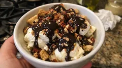 Überbackenes Vanilleeis mit Marshmallows – S’mores-Dessert aus dem Ofen