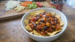 Chili mit Chips: vegetarisch, würzig und in kurzer Zeit auf dem Tisch