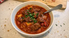 Rindergulasch nach ungarischer Art – sämig, würzig und ganz entspannt geschmort