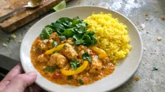 Hähnchen-Curry mit Kurkuma-Reis – cremig mit Kokosmilch, schnell in der Pfanne